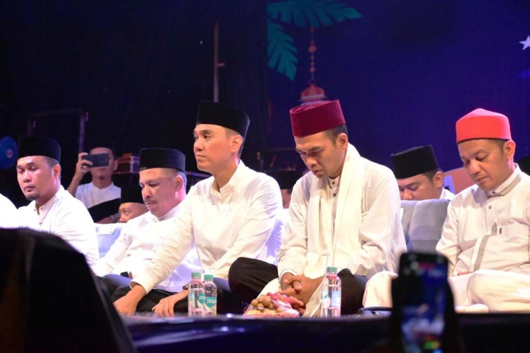 Ribuan jama’ah memadati tablig akbar Ustad Abdul Somad (UAS) yang diselenggarakan dalam rangka Ramadan OKI Fest oleh Pemerintah Kabupaten (Pemkab) Ogan Komering Ilir (OKI) di Taman Segi Tiga Emas, Kayuagung, pada hari Jum’at, tanggal 22 Maret 2025.