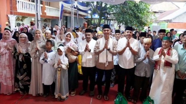 Bupati Kabupaten Ogan Komering Ilir (OKI), Muchendi Mahzareki, memimpin rangkaian kegiatan Safari Ramadhan di Desa Sukaraja, Kecamatan Pedamaran, pada hari Rabu, tanggal 19 Maret 2025.