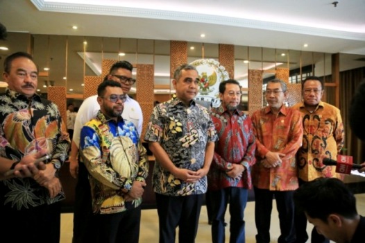 Wakil Ketua Dewan Perwakilan Daerah (DPD) Republik Indonesia, Yorrys Raweyai, sekaligus Ketua Forum MPR FOR PAPUA, bertemu dengan Ketua Majelis Permusyawaratan Rakyat (MPR) Republik Indonesia, Ahmad Muzani