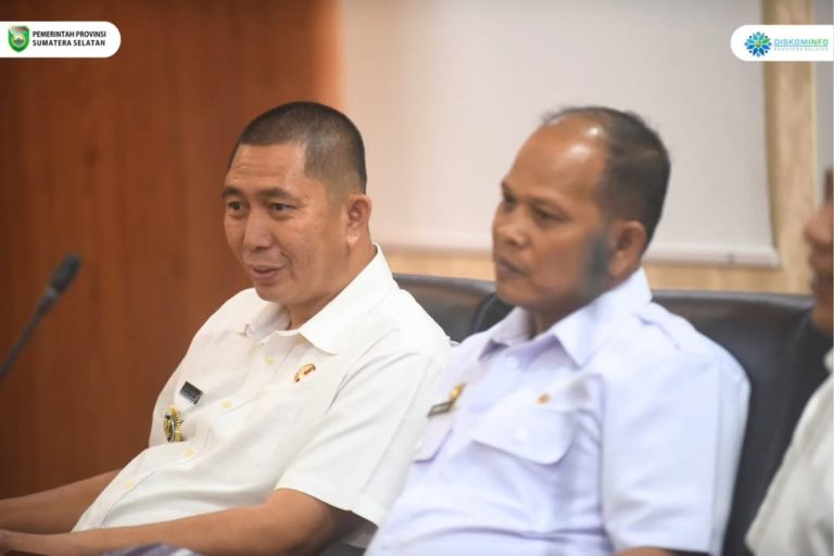 Gubernur Provinsi Sumatera Selatan (Sumsel), Herman Deru, dan Wakil Gubernur Sumsel, Cik Ujang, menerima audiensi dari Wali Kota Pagar Alam, Ludi Oliansyah, di Kantor Gubernur Sumsel, Palembang, pada hari Rabu, tanggal 26 Maret 2025.