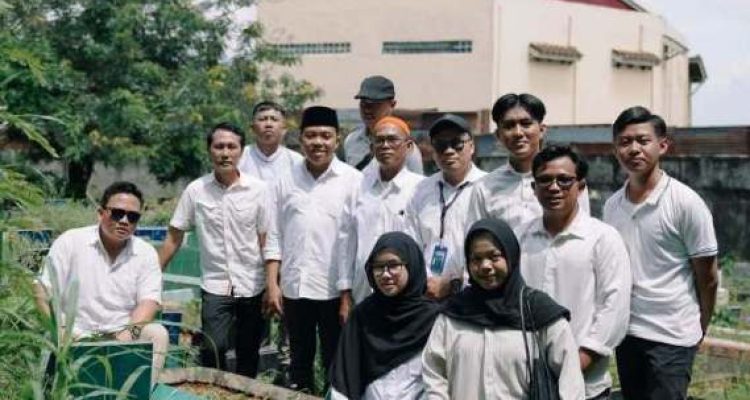 Pengurus Daerah (PD) Persatuan Seniman Komedi Indonesia (PaSKI) Provinsi Sumatera Selatan (Sumsel) menggelar kegiatan ziarah ke makam almarhum Den Yahya atau yang lebih dikenal dengan nama Wak Yah, salah satu tokoh komedian legendaris asal Sumsel. (MusiNews.id/Sadiidaa)