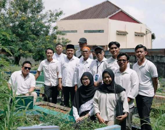 Pengurus Daerah (PD) Persatuan Seniman Komedi Indonesia (PaSKI) Provinsi Sumatera Selatan (Sumsel) menggelar kegiatan ziarah ke makam almarhum Den Yahya atau yang lebih dikenal dengan nama Wak Yah, salah satu tokoh komedian legendaris asal Sumsel. (MusiNews.id/Sadiidaa)