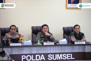 Gubernur Provinsi Sumatera Selatan (Sumsel), Herman Deru, mengikuti Rapat Koordinasi (Rakor) Persiapan Pemungutan Suara Ulang (PSU) pada Pemilihan Kepala Daerah (Pilkada) tahun 2024 secara virtual, yang dipimpin langsung oleh Menteri Dalam Negeri (Mendagri) Republik Indonesia, Tito Karnavian, bertempat di Ruang Rapat Mapolda Sumsel, pada hari Jum'at, tanggal 21 Maret 2025.