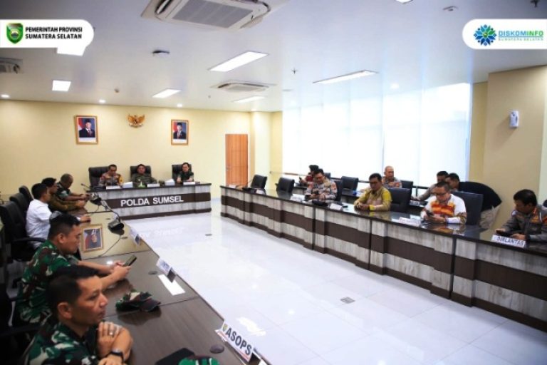 Gubernur Provinsi Sumatera Selatan (Sumsel), Herman Deru, mengikuti Rapat Koordinasi (Rakor) Persiapan Pemungutan Suara Ulang (PSU) pada Pemilihan Kepala Daerah (Pilkada) tahun 2024 secara virtual, yang dipimpin langsung oleh Menteri Dalam Negeri (Mendagri) Republik Indonesia, Tito Karnavian, bertempat di Ruang Rapat Mapolda Sumsel, pada hari Jum’at, tanggal 21 Maret 2025.