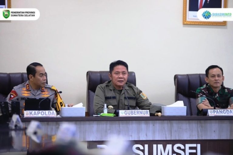 Gubernur Provinsi Sumatera Selatan (Sumsel), Herman Deru, mengikuti Rapat Koordinasi (Rakor) Persiapan Pemungutan Suara Ulang (PSU) pada Pemilihan Kepala Daerah (Pilkada) tahun 2024 secara virtual, yang dipimpin langsung oleh Menteri Dalam Negeri (Mendagri) Republik Indonesia, Tito Karnavian, bertempat di Ruang Rapat Mapolda Sumsel, pada hari Jum’at, tanggal 21 Maret 2025.
