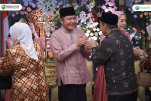 H. Herman Deru yang didampingi oleh Ketua TP PKK Febi Deru beserta anak dan cucunya laksanakan Open House di Griya Agung Palembang, Selasa (1/04/2025).