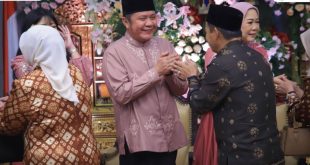 H. Herman Deru yang didampingi oleh Ketua TP PKK Febi Deru beserta anak dan cucunya laksanakan Open House di Griya Agung Palembang, Selasa (1/04/2025).