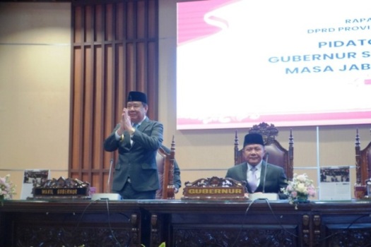 Gubernur Sumatera Selatan Periode 2025-2030, Herman Deru, dan Wakil Gubernur Provinsi Sumatera Selatan, Cik Ujang, saat Rapat Paripurna Dewan Perwakilan Rakyat Daerah Provinsi Sumatera Selatan yang digelar pada tanggal 3 Maret 2025.