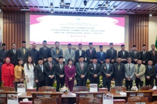 Gubernur Sumatera Selatan Periode 2025-2030, Herman Deru, dan Wakil Gubernur Provinsi Sumatera Selatan, Cik Ujang, saat Rapat Paripurna Dewan Perwakilan Rakyat Daerah Provinsi Sumatera Selatan yang digelar pada tanggal 3 Maret 2025.