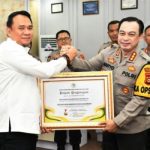 Ketua Dewan Perwakilan Rakyat Daerah (DPRD) Provinsi Sumatera Selatan (Sumsel), Andie Dinialdie, menyerahkan piagam penghargaan kepada Kapolrestabes dan Kasat Narkoba Polrestabes Palembang serta jajarannya, pada hari Rabu, tanggal 26 Maret 2025.