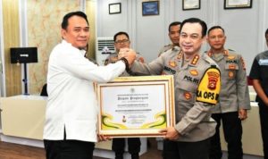 Ketua Dewan Perwakilan Rakyat Daerah (DPRD) Provinsi Sumatera Selatan (Sumsel), Andie Dinialdie, menyerahkan piagam penghargaan kepada Kapolrestabes dan Kasat Narkoba Polrestabes Palembang serta jajarannya, pada hari Rabu, tanggal 26 Maret 2025.