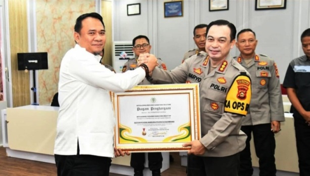 Ketua Dewan Perwakilan Rakyat Daerah (DPRD) Provinsi Sumatera Selatan (Sumsel), Andie Dinialdie, menyerahkan piagam penghargaan kepada Kapolrestabes dan Kasat Narkoba Polrestabes Palembang serta jajarannya, pada hari Rabu, tanggal 26 Maret 2025.