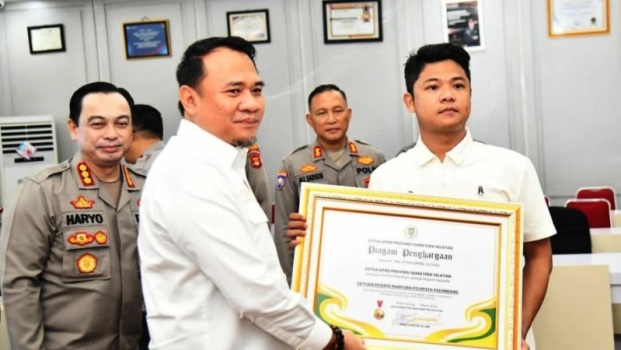 Ketua Dewan Perwakilan Rakyat Daerah (DPRD) Provinsi Sumatera Selatan (Sumsel), Andie Dinialdie, menyerahkan piagam penghargaan kepada Kapolrestabes dan Kasat Narkoba Polrestabes Palembang serta jajarannya, pada hari Rabu, tanggal 26 Maret 2025.