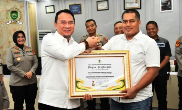 Ketua Dewan Perwakilan Rakyat Daerah (DPRD) Provinsi Sumatera Selatan (Sumsel), Andie Dinialdie, menyerahkan piagam penghargaan kepada Kapolrestabes dan Kasat Narkoba Polrestabes Palembang serta jajarannya, pada hari Rabu, tanggal 26 Maret 2025.