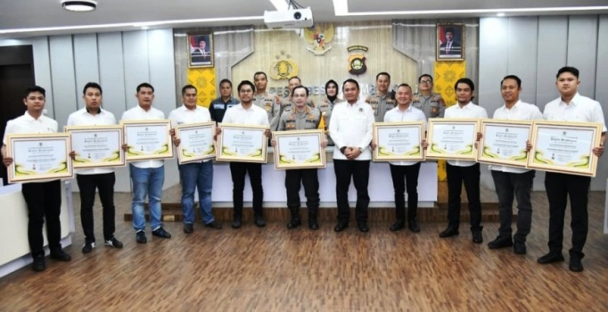Ketua Dewan Perwakilan Rakyat Daerah (DPRD) Provinsi Sumatera Selatan (Sumsel), Andie Dinialdie, menyerahkan piagam penghargaan kepada Kapolrestabes dan Kasat Narkoba Polrestabes Palembang serta jajarannya, pada hari Rabu, tanggal 26 Maret 2025.