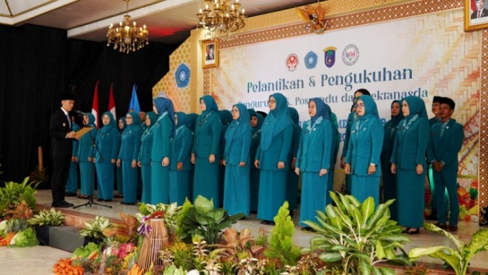 Bupati Kabupaten Ogan Komering Ilir (OKI), Muchendi Mahzareki, mengukuhkan pengurus Tim Penggerak (TP) Pemberdayaan Kesejahteraan Keluarga (PKK), Pembina Posyandu, dan Dewan Kerajinan Nasional Daerah (Dekranasda) Kabupaten OKI Masa Bakti 2025-2030, di Pendopo Kabupatenan OKI, pada hari Selasa, tanggal 18 Maret 2025.