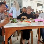 Wakil Bupati Kabupaten Lahat, Widia Ningsih, Wakapolres Lahat (Kompol Liswan Nurhapis) dan Kepala Desa Manggul (Hermansyah), mencicipi langsung cita rasa pindang Cek Tri yang berlokasi di depan pintu masuk Hotel Orchid Lahat, di Desa Manggul, Kecamatan Lahat, Kabupaten Lahat, hari Jum'at, tanggal 25 April 2025.