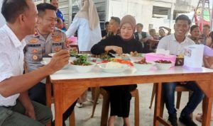 Wakil Bupati Kabupaten Lahat, Widia Ningsih, Wakapolres Lahat (Kompol Liswan Nurhapis) dan Kepala Desa Manggul (Hermansyah), mencicipi langsung cita rasa pindang Cek Tri yang berlokasi di depan pintu masuk Hotel Orchid Lahat, di Desa Manggul, Kecamatan Lahat, Kabupaten Lahat, hari Jum'at, tanggal 25 April 2025.