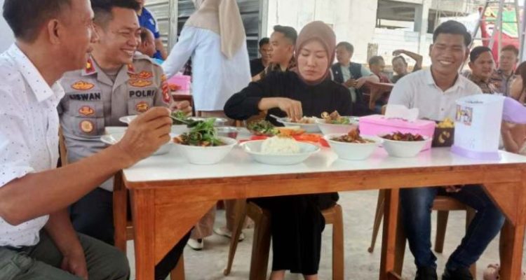 Wakil Bupati Kabupaten Lahat, Widia Ningsih, Wakapolres Lahat (Kompol Liswan Nurhapis) dan Kepala Desa Manggul (Hermansyah), mencicipi langsung cita rasa pindang Cek Tri yang berlokasi di depan pintu masuk Hotel Orchid Lahat, di Desa Manggul, Kecamatan Lahat, Kabupaten Lahat, hari Jum'at, tanggal 25 April 2025.