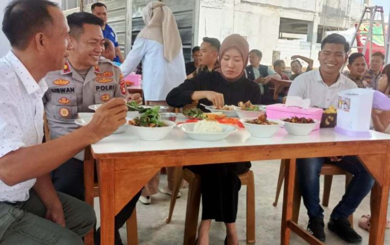 Wakil Bupati Kabupaten Lahat, Widia Ningsih, Wakapolres Lahat (Kompol Liswan Nurhapis) dan Kepala Desa Manggul (Hermansyah), mencicipi langsung cita rasa pindang Cek Tri yang berlokasi di depan pintu masuk Hotel Orchid Lahat, di Desa Manggul, Kecamatan Lahat, Kabupaten Lahat, hari Jum'at, tanggal 25 April 2025.