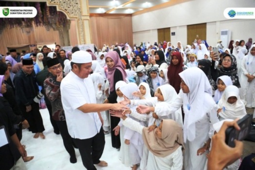 Gubernur Provinsi Sumatera Selatan (Sumsel), Herman Deru, menghadiri Yatim Fest tahun 2025 yang diselenggarakan oleh Yayasan Abuyatama di Rambang Semesta Ballroom, pada hari Minggu, tanggal 23 Maret 2025.