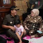 H. M. Toha, SH, bersama Ketua TP PKK Muba, Hj. Patimah Toha, menyempatkan diri mengunjungi Afifah, bocah berusia 4,5 tahun yang tengah berjuang melawan penyakit jantung bocor, Rabu (30/4/2025).