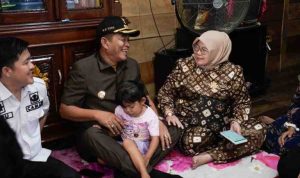 H. M. Toha, SH, bersama Ketua TP PKK Muba, Hj. Patimah Toha, menyempatkan diri mengunjungi Afifah, bocah berusia 4,5 tahun yang tengah berjuang melawan penyakit jantung bocor, Rabu (30/4/2025).