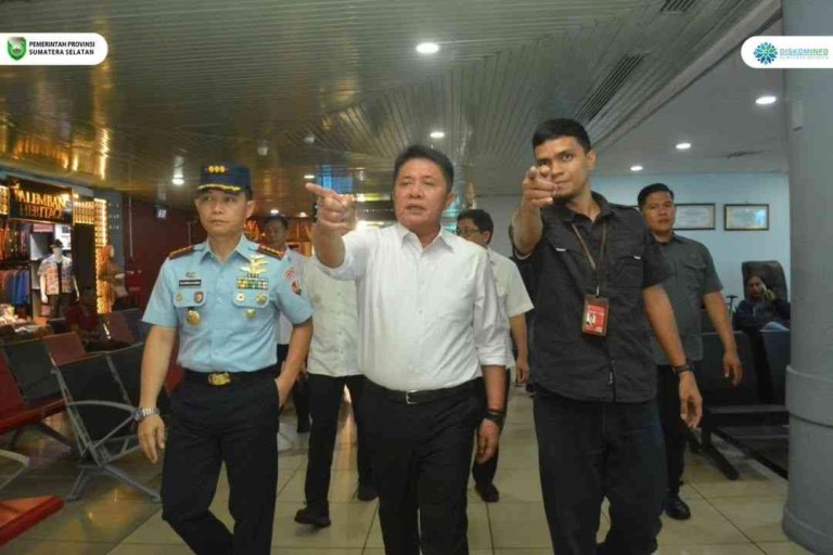 Gubernur Sumatera Selatan H. Herman Deru bergerak cepat meninjau kesiapan bandara pada Rabu (30/4/2025).
