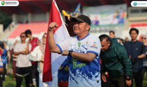 Gubernur Sumsel di dampingi oleh Ketua Umum Kormi Sumsel Hj. Samantha Tivani HD laksanakan Sumsel Bugar bersama BAPOR KORPRI Sumsel. Dilaksanakan di Stadion Bumi Sriwijaya. Jumat, 2/05/2025.