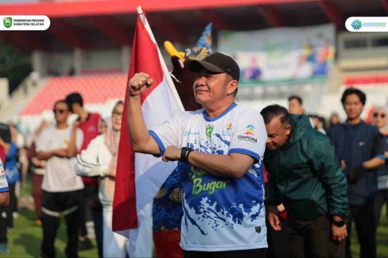 Gubernur Sumsel di dampingi oleh Ketua Umum Kormi Sumsel Hj. Samantha Tivani HD laksanakan Sumsel Bugar bersama BAPOR KORPRI Sumsel. Dilaksanakan di Stadion Bumi Sriwijaya. Jumat, 2/05/2025.