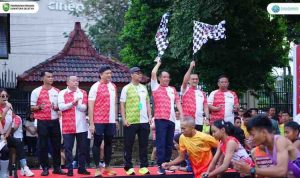 H. Cik Ujang, pagi ini secara resmi melepas ratusan peserta lomba lari Musi 5K yang diselenggarakan oleh komunitas Musi Runners Palembang. Acara pelepasan berlangsung meriah di halaman Kantor DPRD Provinsi Sumsel, Minggu, (4/5/2025).