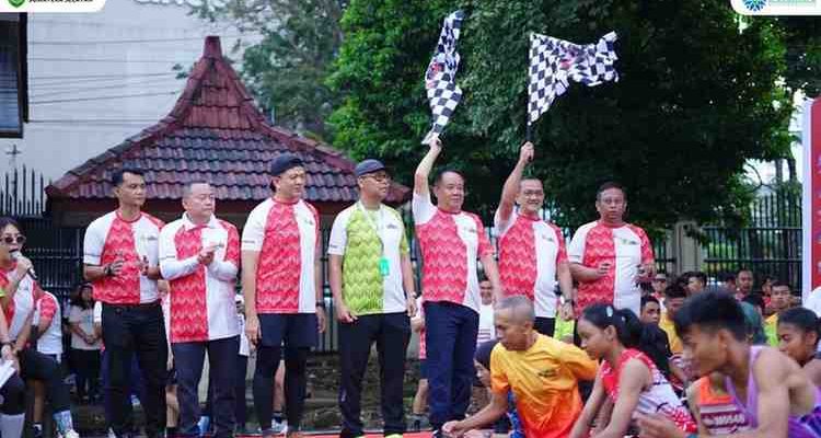 H. Cik Ujang, pagi ini secara resmi melepas ratusan peserta lomba lari Musi 5K yang diselenggarakan oleh komunitas Musi Runners Palembang. Acara pelepasan berlangsung meriah di halaman Kantor DPRD Provinsi Sumsel, Minggu, (4/5/2025).