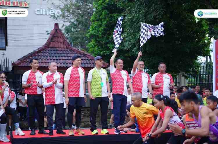 H. Cik Ujang, pagi ini secara resmi melepas ratusan peserta lomba lari Musi 5K yang diselenggarakan oleh komunitas Musi Runners Palembang. Acara pelepasan berlangsung meriah di halaman Kantor DPRD Provinsi Sumsel, Minggu, (4/5/2025).