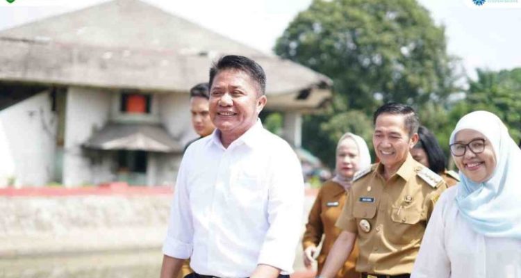 H. Herman Deru (HD) menghadiri sekaligus melaunching Program Gerakan Benerin Rumah Agar Layak (Gebrak) tahun 2025 inisiasi Pemerintah Kota Palembang yang sejalan dengan Gerakan Bedah Rumah Serentak Se Sumatera Selatan.