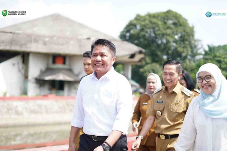 H. Herman Deru (HD) menghadiri sekaligus melaunching Program Gerakan Benerin Rumah Agar Layak (Gebrak) tahun 2025 inisiasi Pemerintah Kota Palembang yang sejalan dengan Gerakan Bedah Rumah Serentak Se Sumatera Selatan.