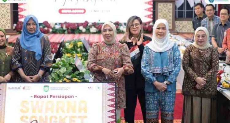 Hj. Feby Herman Deru menyambut kehadiran Ketua Harian Dekranas, Tri Tito Karnavian beserta para pejabat pendamping di Griya Agung dalam rangka