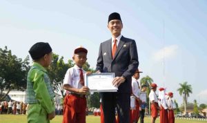 Pemerintah Kabupaten Ogan Komering Ilir menggelar upacara peringatan Hari Pendidikan Nasional (Hardiknas) dan Hari Otonomi Daerah ke-29 secara bersamaan di Halaman Kantor Bupati OKI, (6/5/2025).