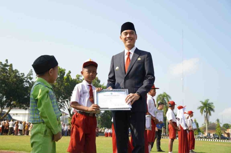 Pemerintah Kabupaten Ogan Komering Ilir menggelar upacara peringatan Hari Pendidikan Nasional (Hardiknas) dan Hari Otonomi Daerah ke-29 secara bersamaan di Halaman Kantor Bupati OKI, (6/5/2025).