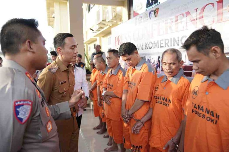 Bupati Muchendi pada saat rilis ungkap kasus di Mapolres OKI, Senin, (5/5) sore.