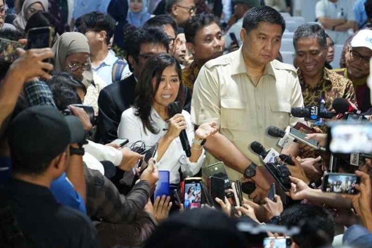 Menteri Komunikasi dan Digital (Menkomdigi), Meutya Hafid, bersama Menteri PKP Maruarar Sirait saat meninjau lokasi Program Rumah untuk Karyawan Industri Media di Perumahan Grand Harmoni, Cibitung, Kabupaten Bekasi, Selasa (6/5/2025). Foto: Amiriyandi/Ditjen KPM Kemkomdigi