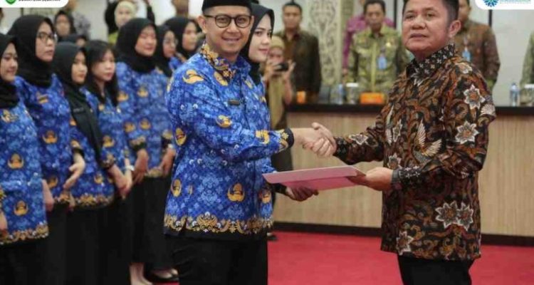 H. Herman Deru Secara resmi melantik 101 Calon Pegawai Negeri Sipil (CPNS) di lingkungan Pemerintah Provinsi Sumsel formasi tahun anggaran 2024, bertempat di Graha Bina Praja. Jumat, 9/05/2025.