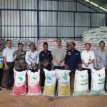 H. Muchendi membantu petani agar mendapatkan akses bantuan pupuk.