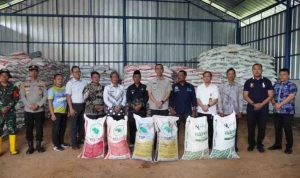 H. Muchendi membantu petani agar mendapatkan akses bantuan pupuk.
