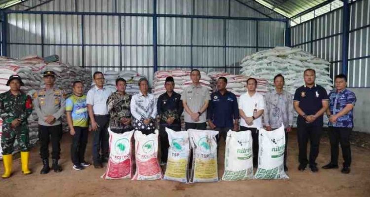 H. Muchendi membantu petani agar mendapatkan akses bantuan pupuk.