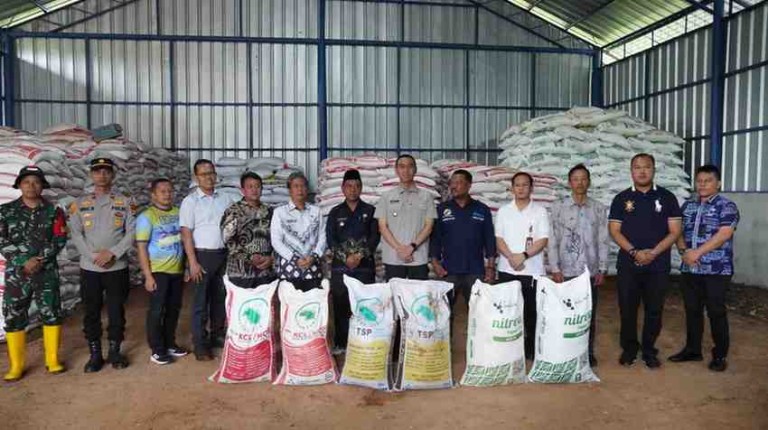 H. Muchendi membantu petani agar mendapatkan akses bantuan pupuk.