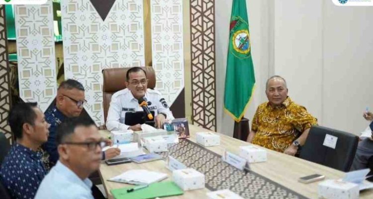 Drs. H. Edward Candra, MH menghadiri secara virtual paparan Badan Gizi Nasional (BGN) terkait rencana MoU dukungan pemerintah daerah dalam penyediaan tanah untuk pembangunan Satuan Pelayanan Pemenuhan Gizi (SPPG) di Sumsel Command Center (Sabtu, 10/5/2025).