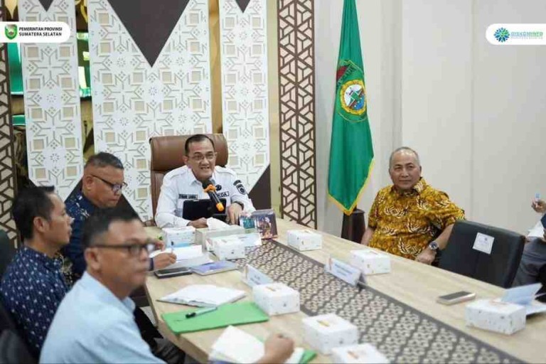 Drs. H. Edward Candra, MH menghadiri secara virtual paparan Badan Gizi Nasional (BGN) terkait rencana MoU dukungan pemerintah daerah dalam penyediaan tanah untuk pembangunan Satuan Pelayanan Pemenuhan Gizi (SPPG) di Sumsel Command Center (Sabtu, 10/5/2025).