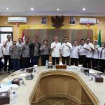 Bupati Muchendi saat menerima tim Satker Direktorat Jendral Prasarana Strategis Kementrian PUPR di Kayuagung, Rabu, (14/5).
