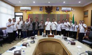 Bupati Muchendi saat menerima tim Satker Direktorat Jendral Prasarana Strategis Kementrian PUPR di Kayuagung, Rabu, (14/5).