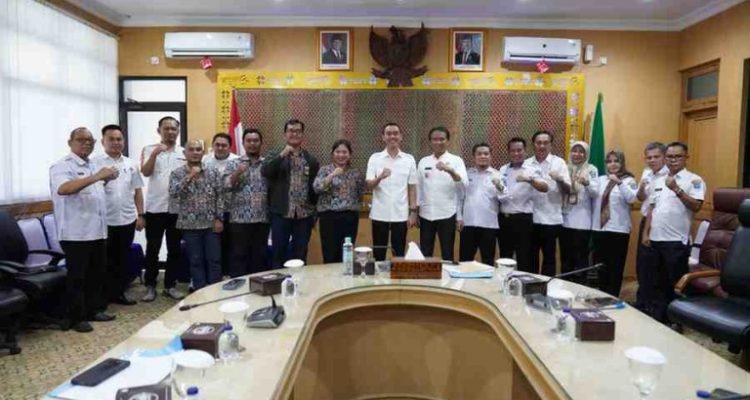 Bupati Muchendi saat menerima tim Satker Direktorat Jendral Prasarana Strategis Kementrian PUPR di Kayuagung, Rabu, (14/5).